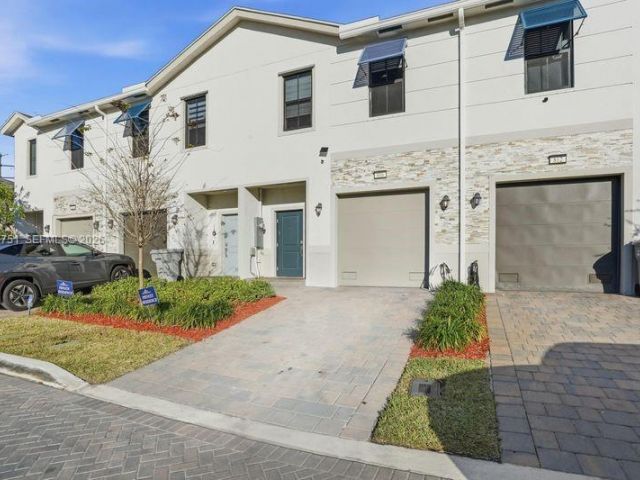 Home for rent at 816 NW 3rd Ter 818 - photo 7478168