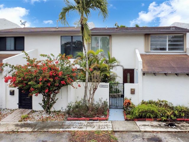 3-bedroom home for rent in Miami - 10921 SW 70th Ter 10921 - MondialRealty
