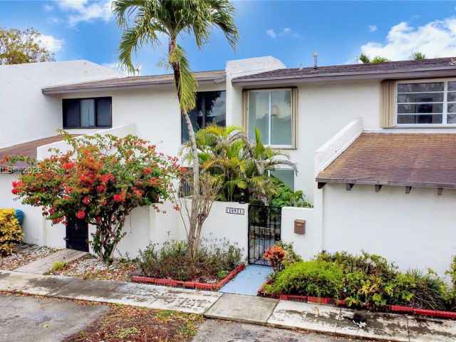 3-bedroom home for rent in Miami - 10921 SW 70th Ter 10921 - MondialRealty