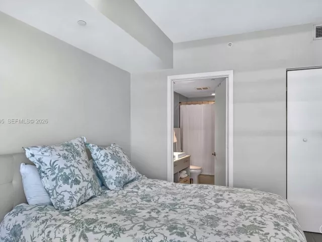 1-bedroom condo for sale in Miami - 45 SW 9th St 3807 - MondialRealty