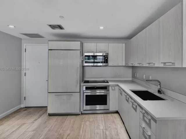 1-bedroom condo for sale in Miami - 45 SW 9th St 3807 - MondialRealty