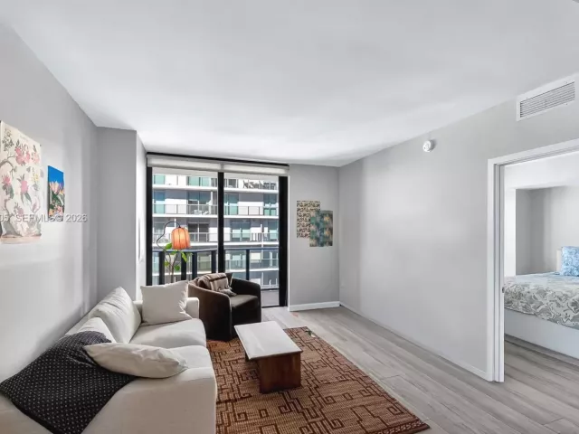 1-bedroom condo for sale in Miami - 45 SW 9th St 3807 - MondialRealty