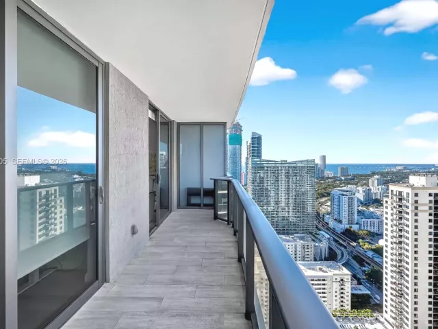 1-bedroom condo for sale in Miami - 45 SW 9th St 3807 - MondialRealty