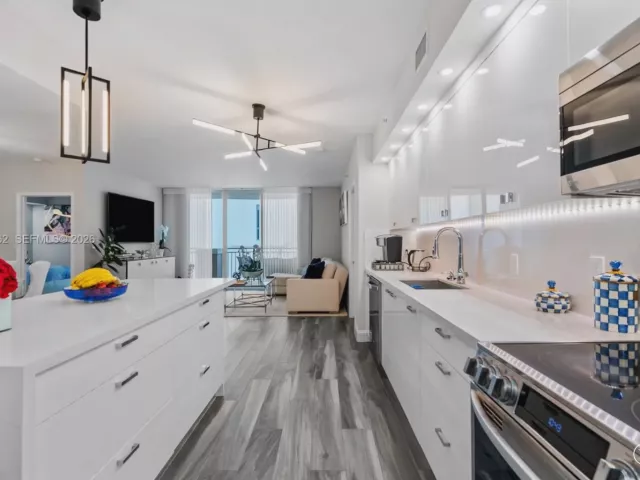 2-bedroom condo for sale in Sunny Isles Beach - 17555 Atlantic Blvd UPH3 - MondialRealty