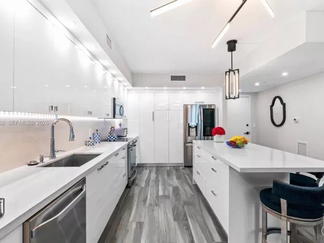 2-bedroom condo for sale in Sunny Isles Beach - 17555 Atlantic Blvd UPH3 - MondialRealty