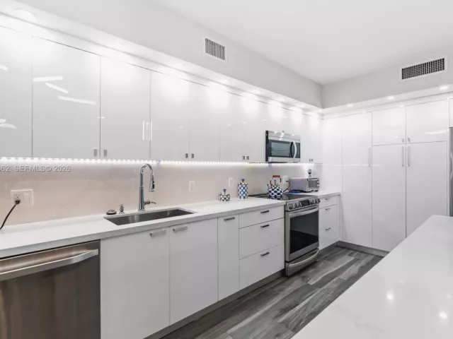 2-bedroom condo for sale in Sunny Isles Beach - 17555 Atlantic Blvd UPH3 - MondialRealty