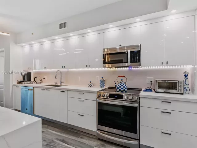 2-bedroom condo for sale in Sunny Isles Beach - 17555 Atlantic Blvd UPH3 - MondialRealty