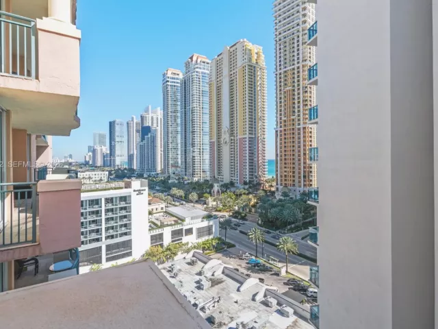 2-bedroom condo for sale in Sunny Isles Beach - 17555 Atlantic Blvd UPH3 - MondialRealty