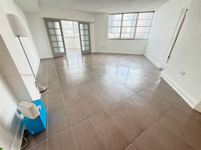 2-bedroom condo for sale in Miami - 801 Brickell Bay Dr 761 - MondialRealty