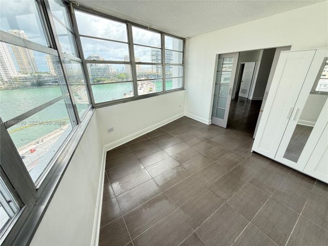 2-bedroom condo for sale in Miami - 801 Brickell Bay Dr 761 - MondialRealty