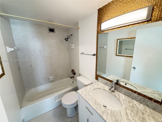 2-bedroom condo for sale in Miami - 801 Brickell Bay Dr 761 - MondialRealty