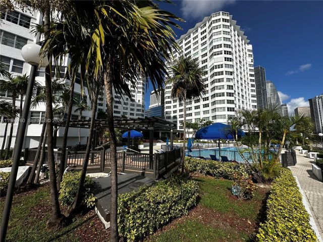 2-bedroom condo for sale in Miami - 801 Brickell Bay Dr 761 - MondialRealty