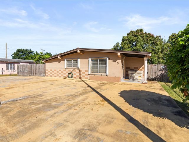 3-bedroom home for rent in Miami - 11535 Lincoln Blvd 0 - MondialRealty