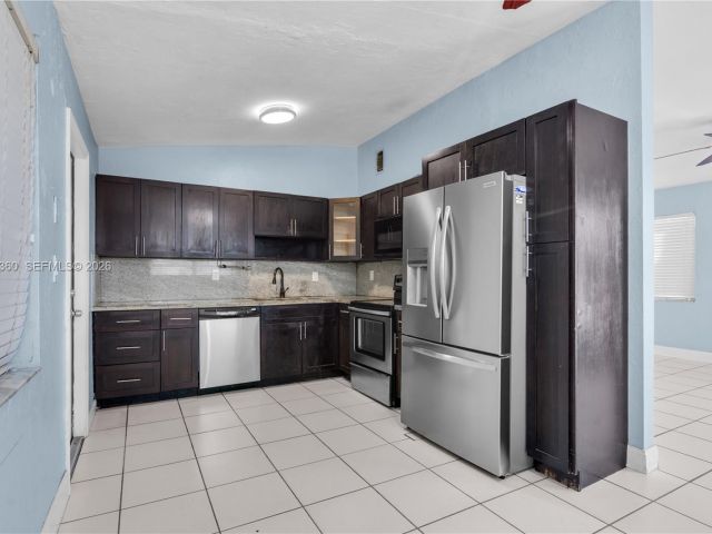 3-bedroom home for rent in Miami - 11535 Lincoln Blvd 0 - MondialRealty