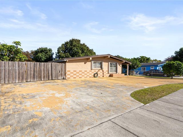 3-bedroom home for rent in Miami - 11535 Lincoln Blvd 0 - MondialRealty