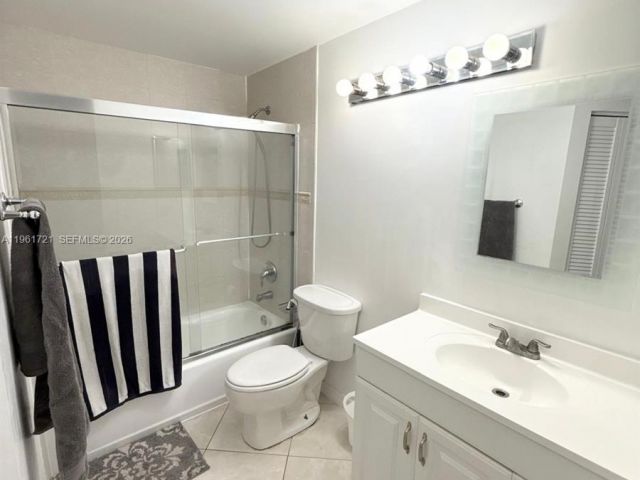 1-bedroom condo for rent in Aventura - 19501 E Country Club Dr 9104 - MondialRealty