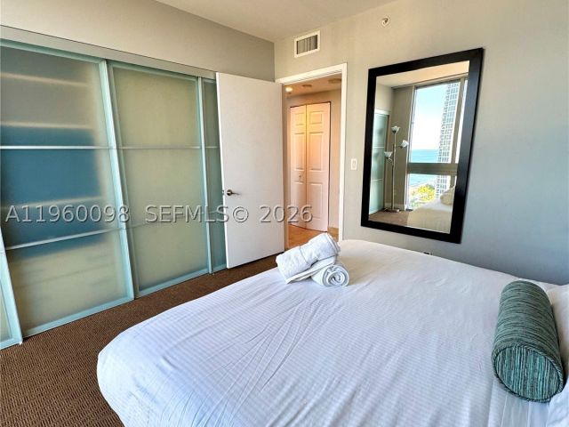 1-bedroom condo for sale in Sunny Isles Beach - 18683 Collins Ave 2006 - MondialRealty