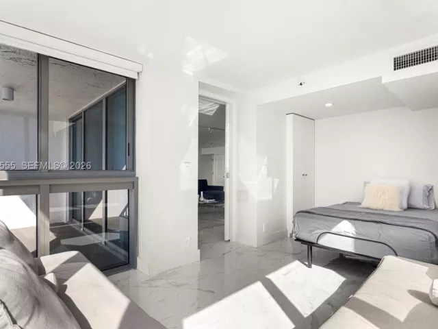 3-bedroom condo for sale in Miami Beach - 2655 Collins Ave PH06/08 - MondialRealty