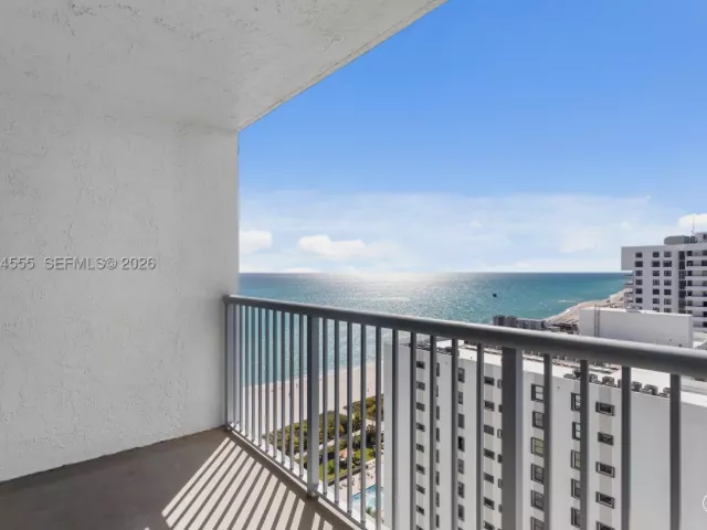 3-bedroom condo for sale in Miami Beach - 2655 Collins Ave PH06/08 - MondialRealty