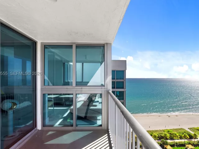 3-bedroom condo for sale in Miami Beach - 2655 Collins Ave PH06/08 - MondialRealty