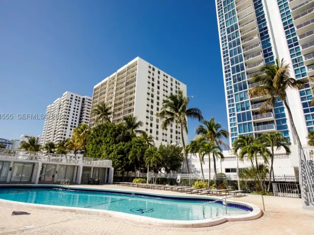 3-bedroom condo for sale in Miami Beach - 2655 Collins Ave PH06/08 - MondialRealty