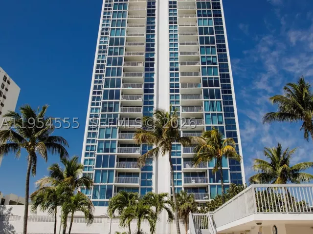3-bedroom condo for sale in Miami Beach - 2655 Collins Ave PH06/08 - MondialRealty