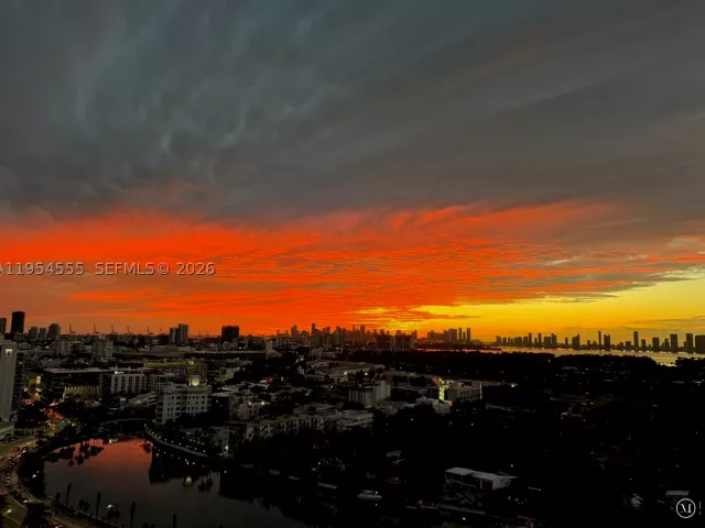 3-bedroom condo for sale in Miami Beach - 2655 Collins Ave PH06/08 - MondialRealty