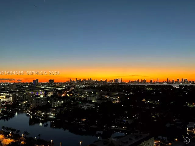 3-bedroom condo for sale in Miami Beach - 2655 Collins Ave PH06/08 - MondialRealty