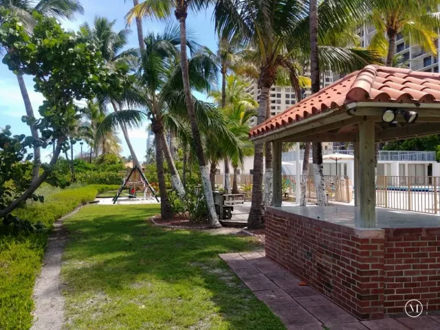 3-bedroom condo for rent in Miami Beach - 2655 Collins Avenue 602 - MondialRealty