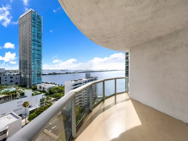1-bedroom condo for sale in Miami - 480 NE 30th St 1402 - MondialRealty
