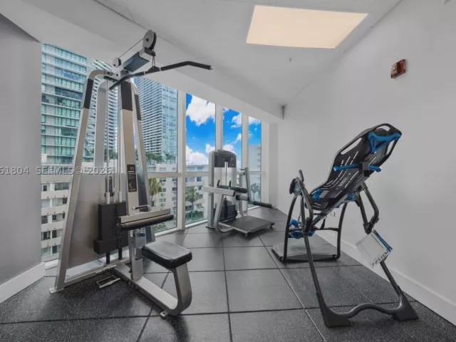 1-bedroom condo for sale in Miami - 480 NE 30th St 1402 - MondialRealty