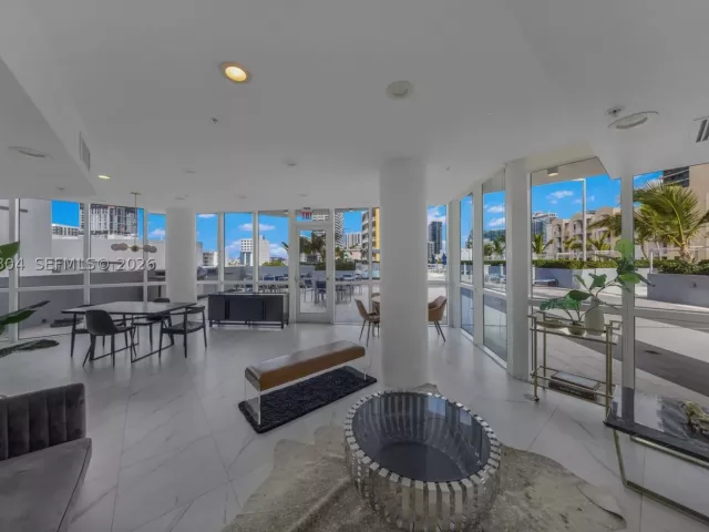 1-bedroom condo for sale in Miami - 480 NE 30th St 1402 - MondialRealty