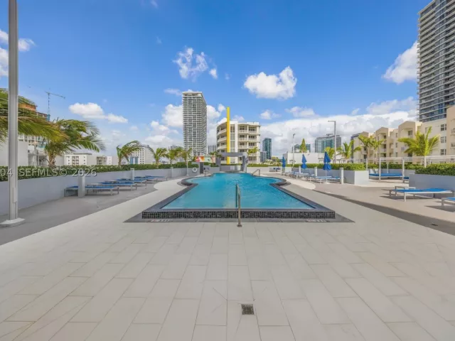 1-bedroom condo for sale in Miami - 480 NE 30th St 1402 - MondialRealty