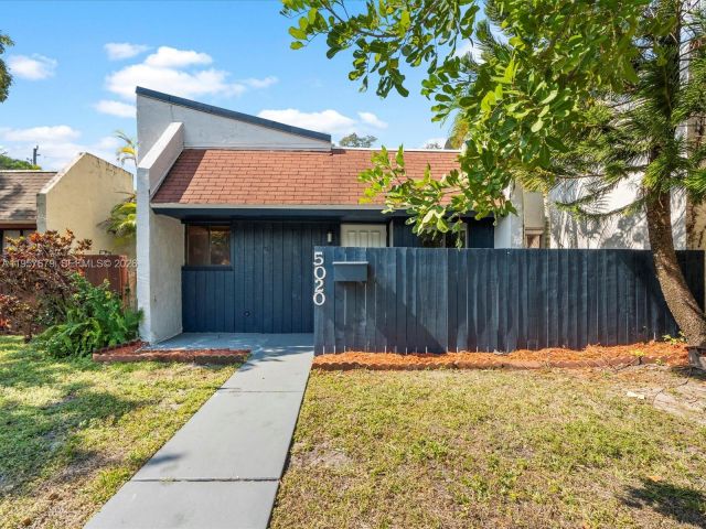 Home for rent at 5020 SW 40th Ave 5020 - photo 7482902