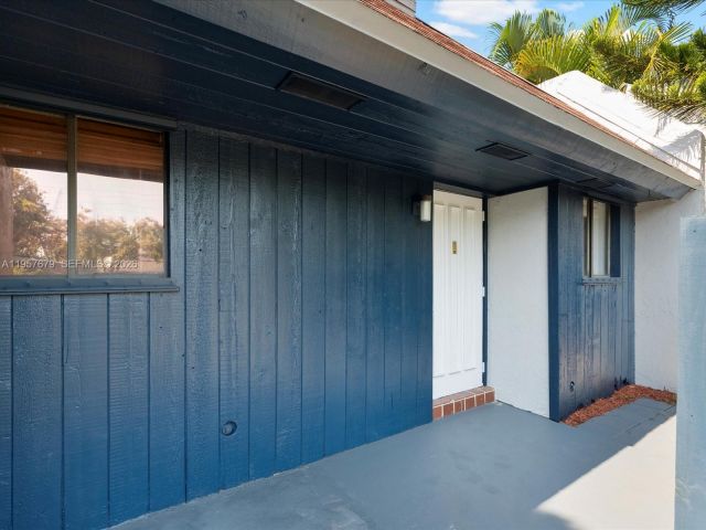 Home for rent at 5020 SW 40th Ave 5020 - photo 7482903