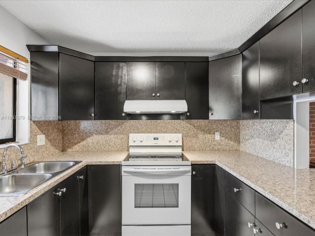 Home for rent at 5020 SW 40th Ave 5020 - photo 7482904