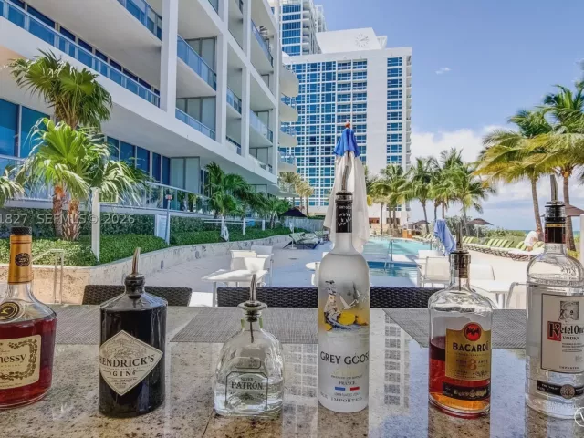 2-bedroom condo for sale in Miami Beach - 6801 Collins Ave 1110 (Door 1106) - MondialRealty