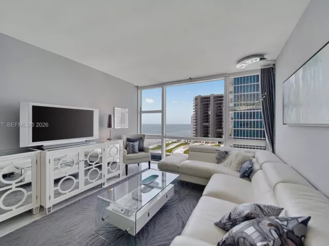 2-bedroom condo for sale in Miami Beach - 6801 Collins Ave 1110 (Door 1106) - MondialRealty