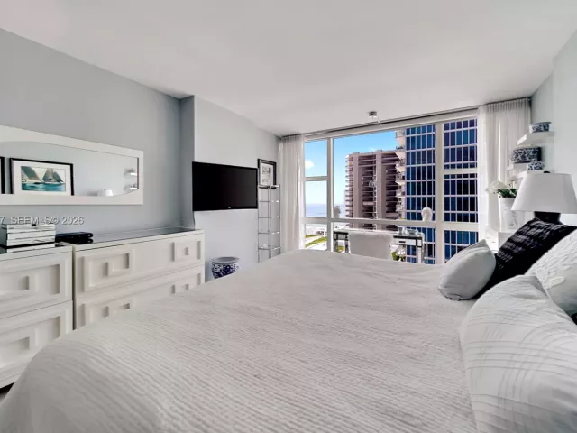 2-bedroom condo for sale in Miami Beach - 6801 Collins Ave 1110 (Door 1106) - MondialRealty