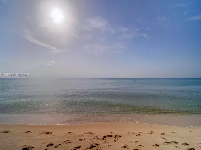 2-bedroom condo for sale in Miami Beach - 6801 Collins Ave 1110 (Door 1106) - MondialRealty