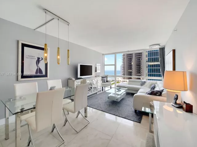 2-bedroom condo for sale in Miami Beach - 6801 Collins Ave 1110 (Door 1106) - MondialRealty