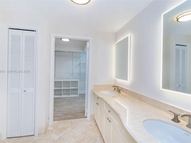 4-bedroom home for rent in Key Biscayne - 310 Harbor Ct - MondialRealty