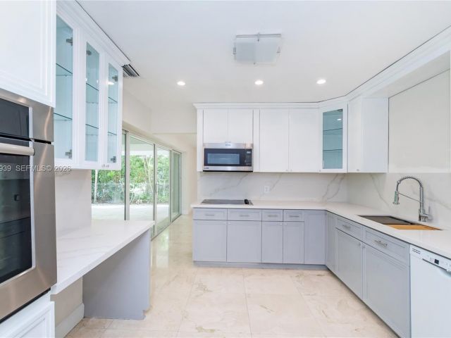 4-bedroom home for rent in Key Biscayne - 310 Harbor Ct - MondialRealty
