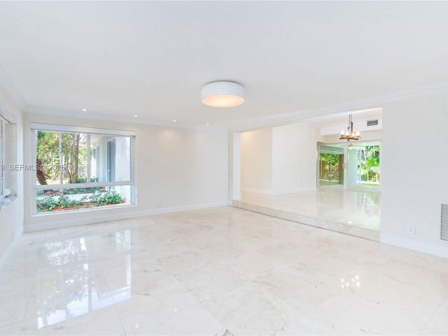 4-bedroom home for rent in Key Biscayne - 310 Harbor Ct - MondialRealty