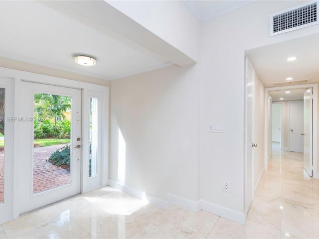 4-bedroom home for rent in Key Biscayne - 310 Harbor Ct - MondialRealty