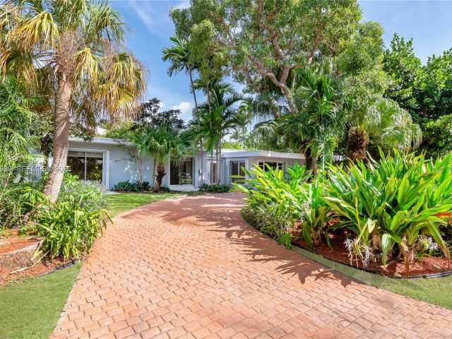 4-bedroom home for rent in Key Biscayne - 310 Harbor Ct - MondialRealty