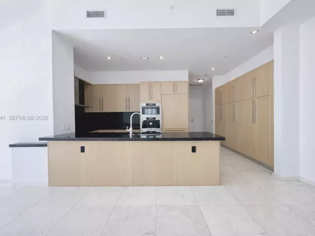 2-bedroom condo for sale in Miami - 900 Brickell Key Blvd 2405 - MondialRealty