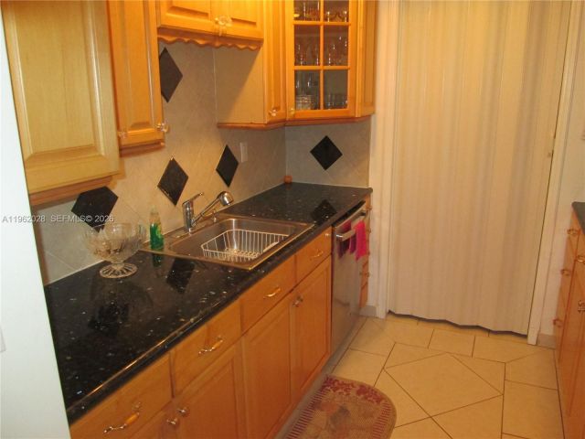 1-bedroom condo for sale in Sunny Isles Beach - 231 174th St 1706 - MondialRealty