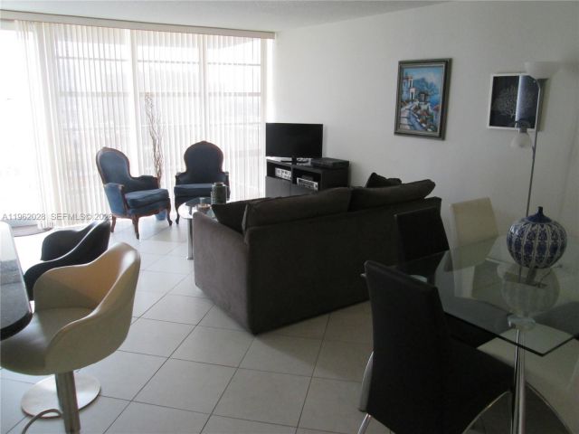 1-bedroom condo for sale in Sunny Isles Beach - 231 174th St 1706 - MondialRealty