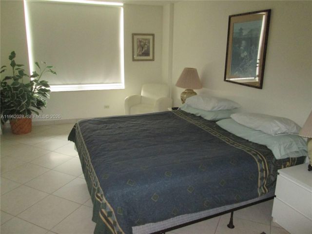 1-bedroom condo for sale in Sunny Isles Beach - 231 174th St 1706 - MondialRealty